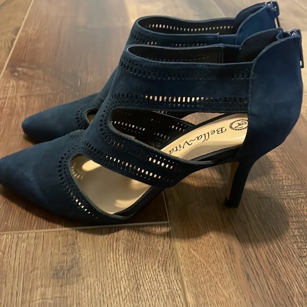 Bella Vita Hope‎ navy blue suede heels size  6.5WW cutouts